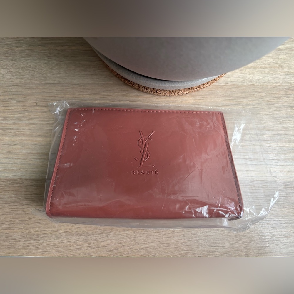 YVES SAINT LAURENT | YSL Beauté Patent Bag in Terracotta - Picture 6 of 6